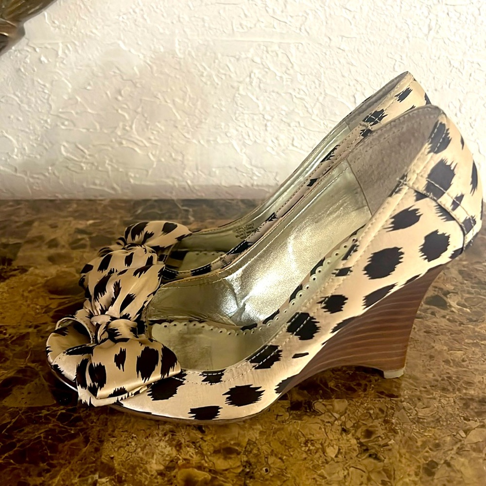 Adorable Guess shoes